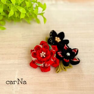 お花の髪飾り/ブローチ　赤黒（2WAY）